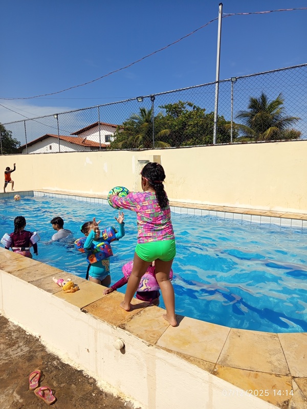 Crianças piscina